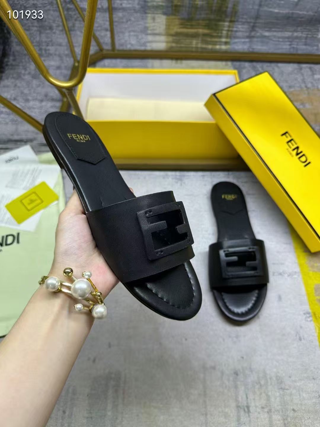 Fendi Slippers Women(AAA)-007