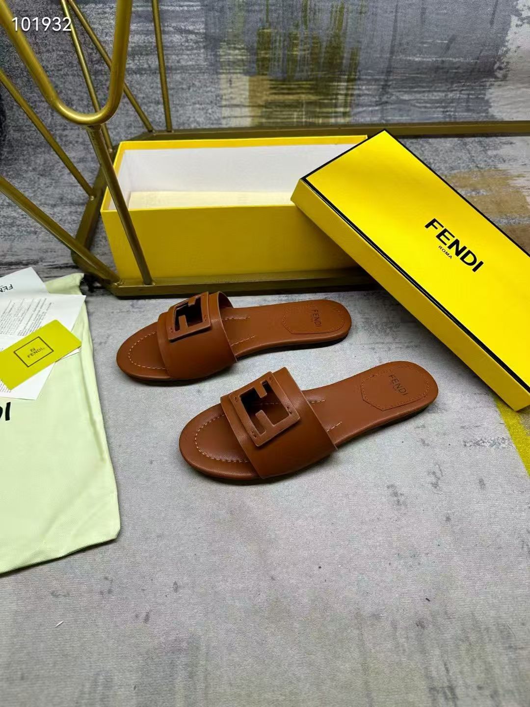 Fendi Slippers Women(AAA)-008