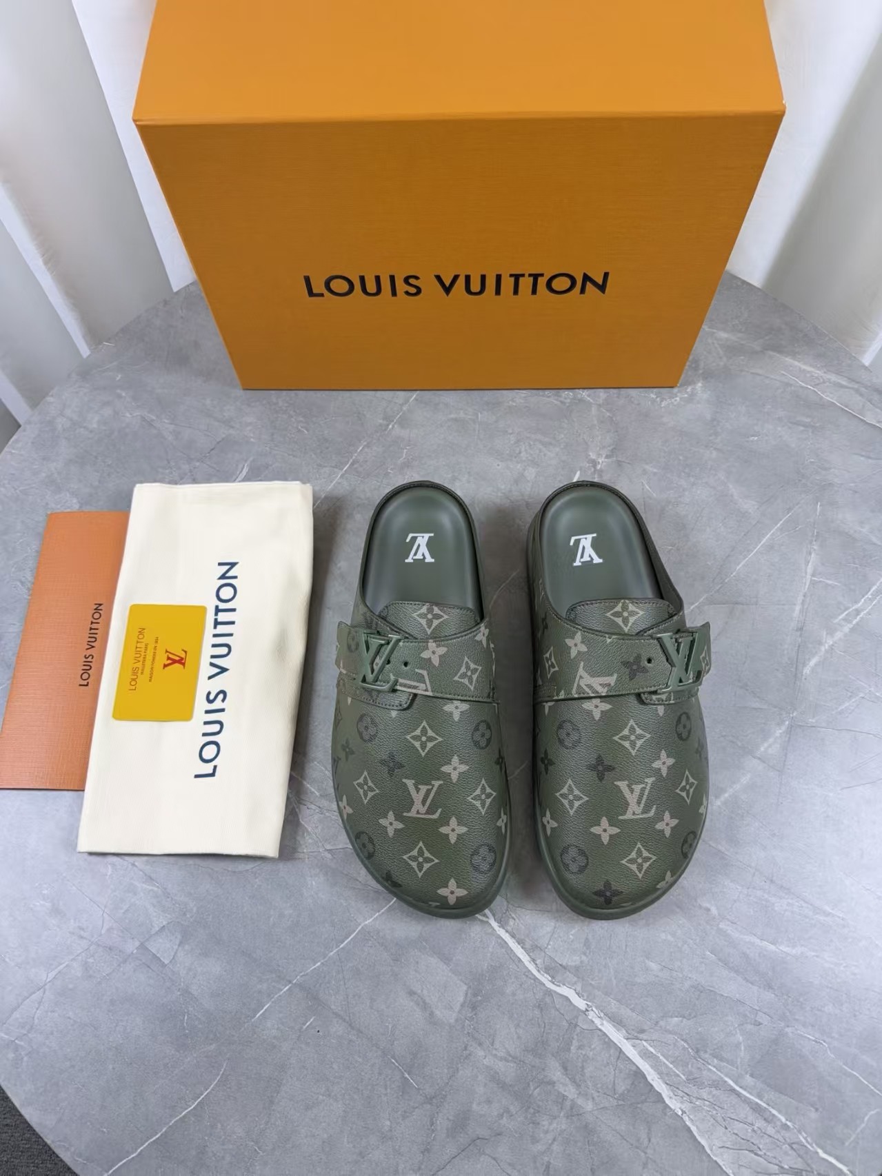 LV Slippers(AAA)-093